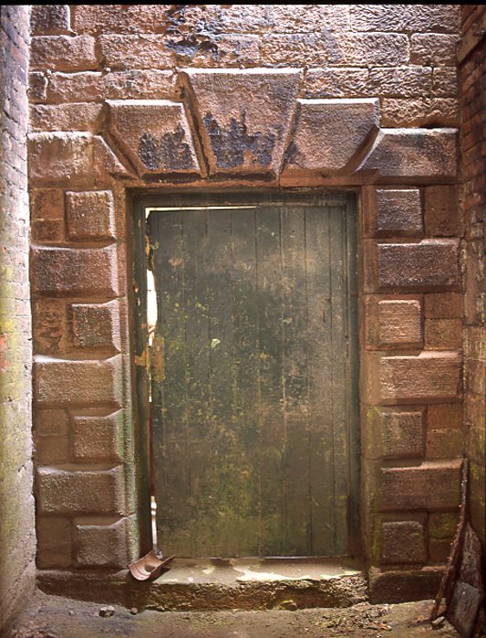 Gibbsean doorway